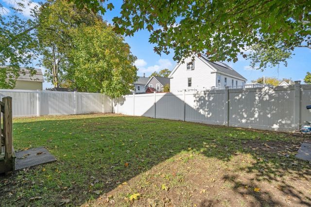 11 Blossom St, Lowell, MA 01852