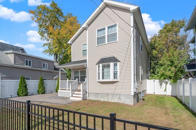 11 Blossom St, Lowell, MA 01852