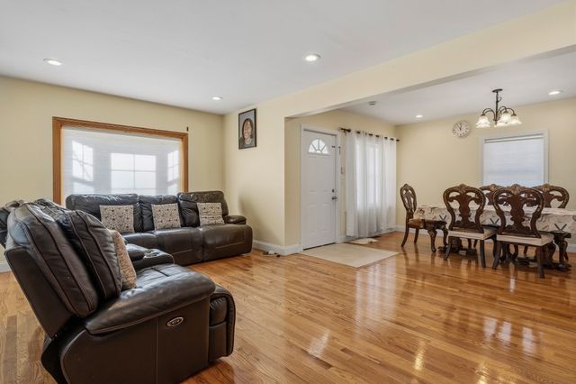 11 Blossom St, Lowell, MA 01852
