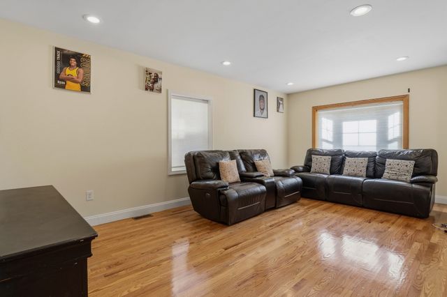 11 Blossom St, Lowell, MA 01852