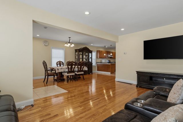 11 Blossom St, Lowell, MA 01852