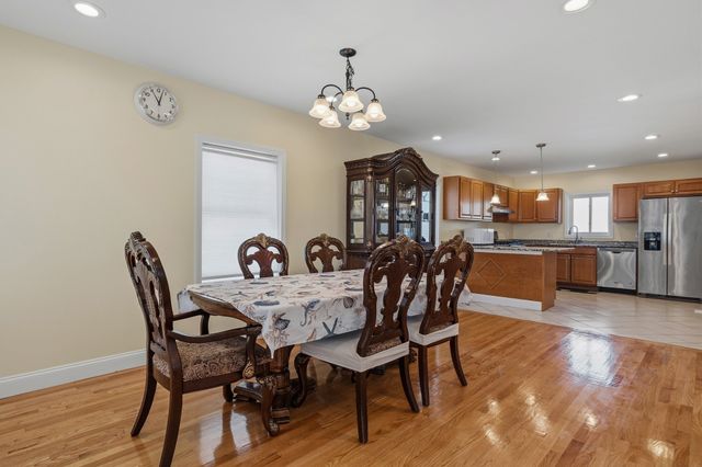 11 Blossom St, Lowell, MA 01852