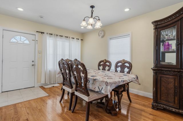 11 Blossom St, Lowell, MA 01852