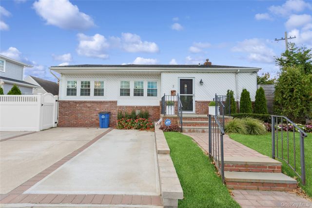 2 Leamington St, Lido Beach, NY 11561