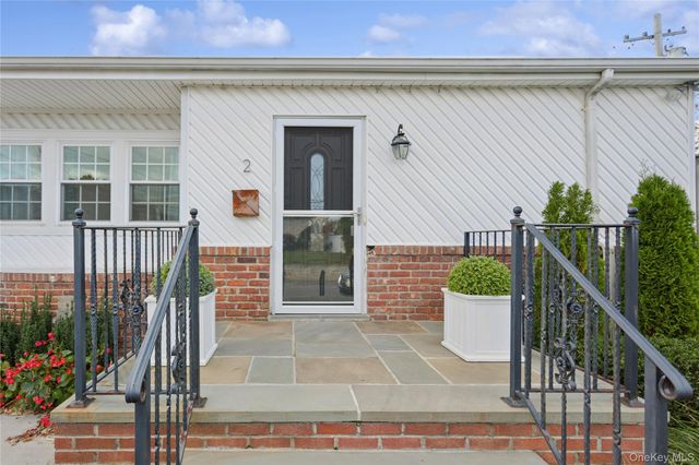 2 Leamington St, Lido Beach, NY 11561