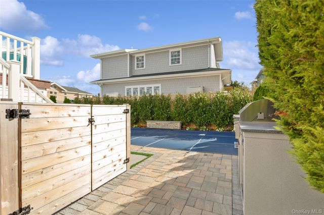 2 Leamington St, Lido Beach, NY 11561