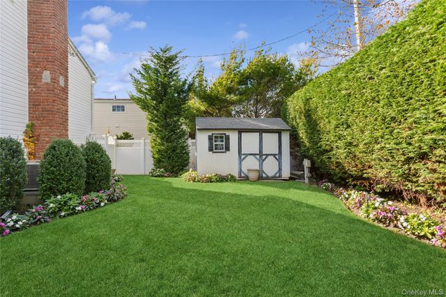 2 Leamington St, Lido Beach, NY 11561