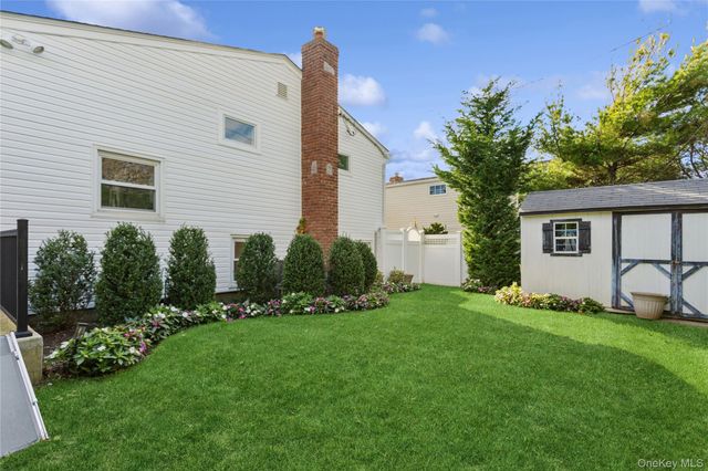 2 Leamington St, Lido Beach, NY 11561