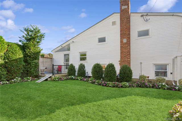 2 Leamington St, Lido Beach, NY 11561