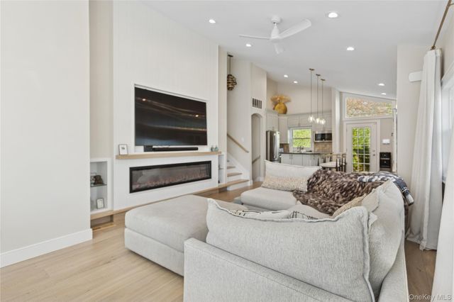 2 Leamington St, Lido Beach, NY 11561