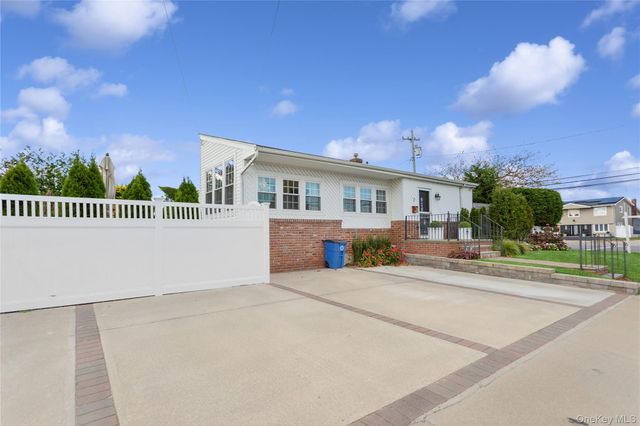 2 Leamington St, Lido Beach, NY 11561