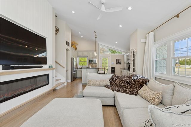 2 Leamington St, Lido Beach, NY 11561