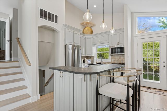 2 Leamington St, Lido Beach, NY 11561