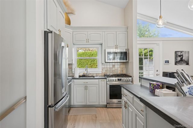 2 Leamington St, Lido Beach, NY 11561