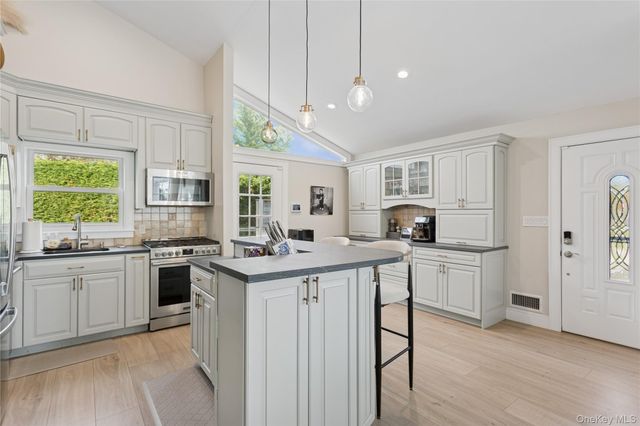 2 Leamington St, Lido Beach, NY 11561