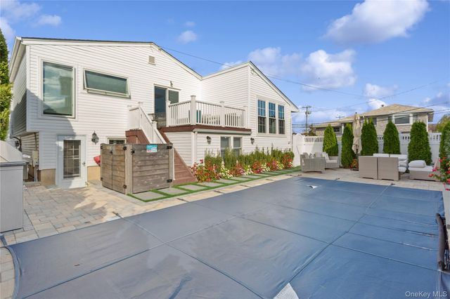 2 Leamington St, Lido Beach, NY 11561