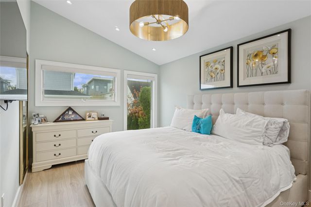 2 Leamington St, Lido Beach, NY 11561