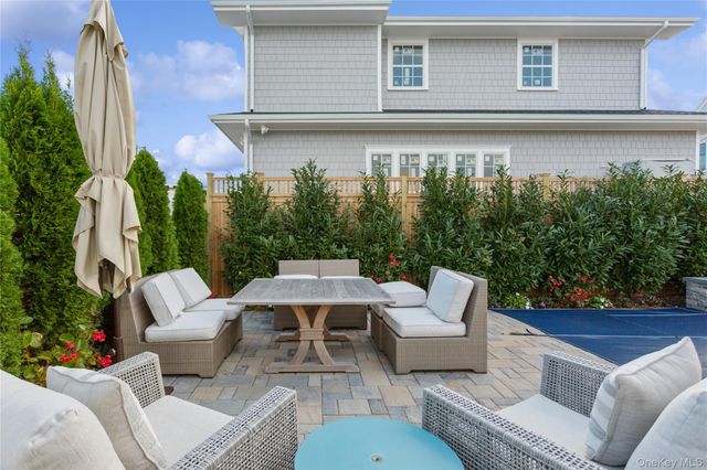 2 Leamington St, Lido Beach, NY 11561