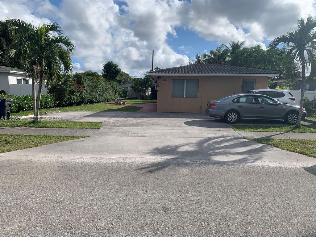 5616 Arthur St North, Hollywood, FL 33021
