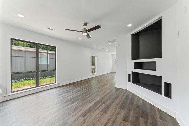 365 Road 5605, Cleveland, TX 77327