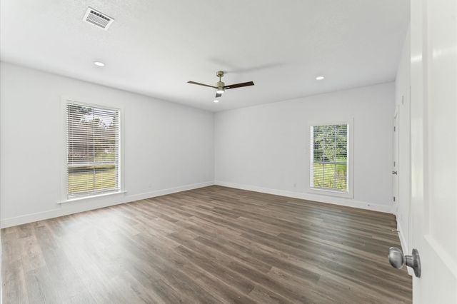 365 Road 5605, Cleveland, TX 77327