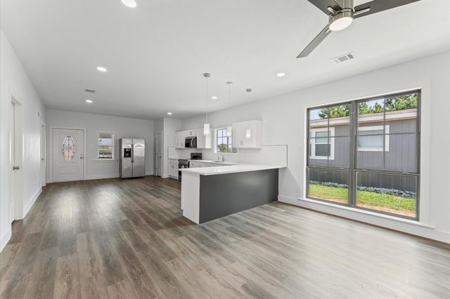 365 Road 5605, Cleveland, TX 77327