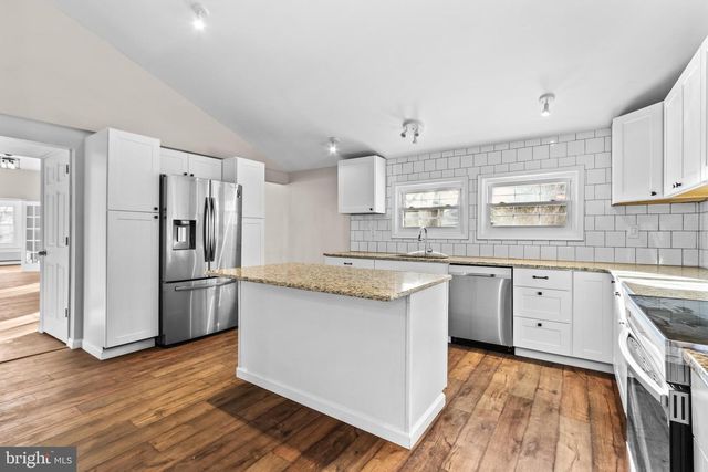 751 W PENNSYLVANIA AVE, Pen Argyl, PA 18072