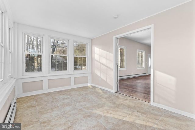 751 W PENNSYLVANIA AVE, Pen Argyl, PA 18072