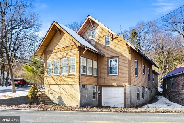 751 W PENNSYLVANIA AVE, Pen Argyl, PA 18072