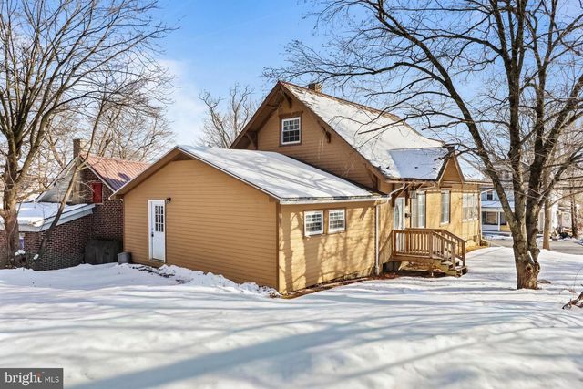 751 W PENNSYLVANIA AVE, Pen Argyl, PA 18072