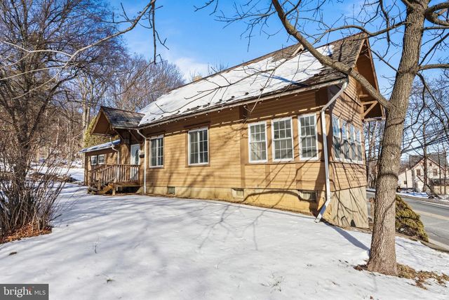 751 W PENNSYLVANIA AVE, Pen Argyl, PA 18072