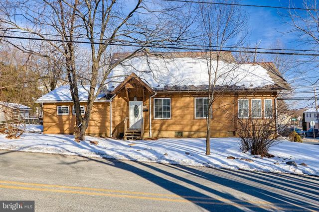 751 W PENNSYLVANIA AVE, Pen Argyl, PA 18072