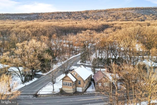 751 W PENNSYLVANIA AVE, Pen Argyl, PA 18072