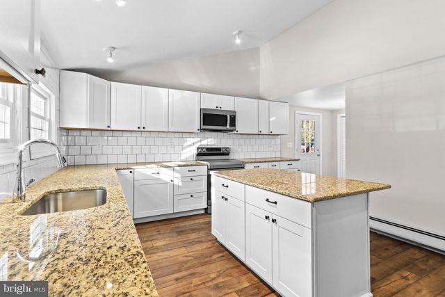 751 W PENNSYLVANIA AVE, Pen Argyl, PA 18072