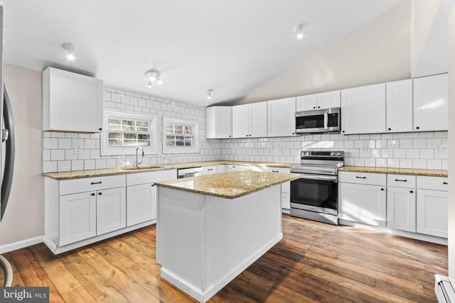 751 W PENNSYLVANIA AVE, Pen Argyl, PA 18072