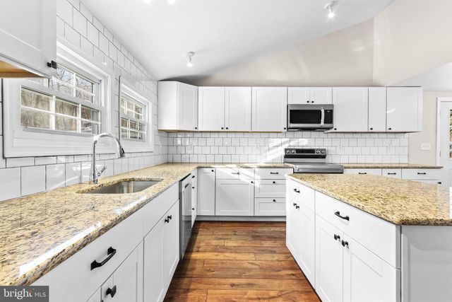 751 W PENNSYLVANIA AVE, Pen Argyl, PA 18072