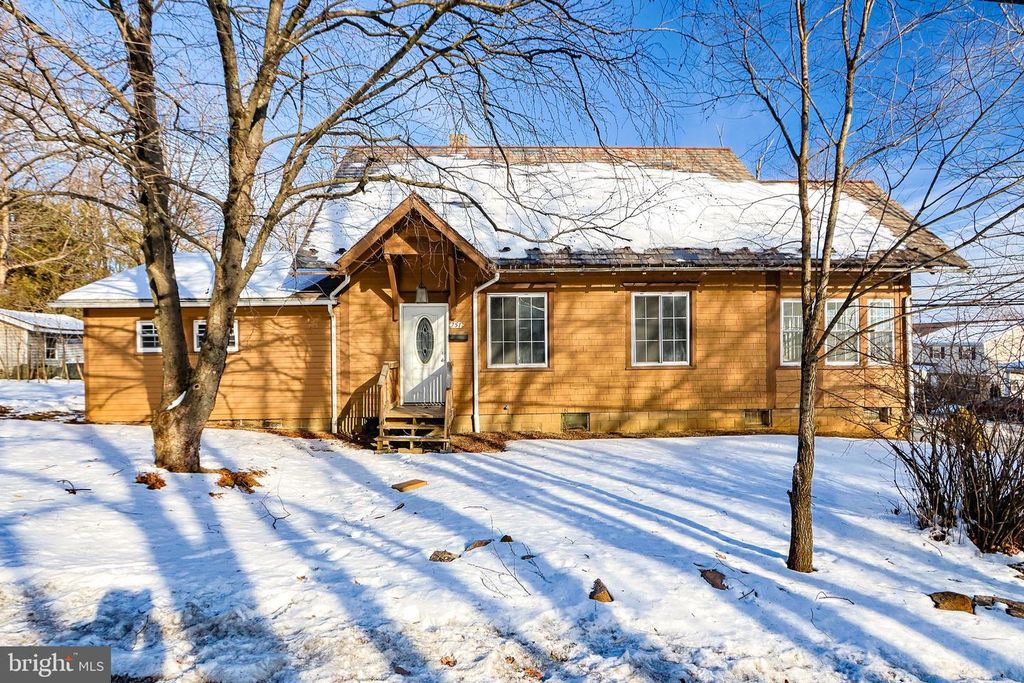 751 W PENNSYLVANIA AVE, Pen Argyl, PA 18072