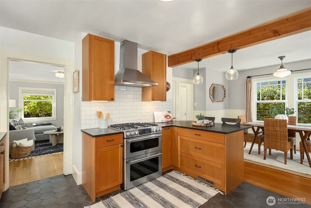 546 N 75th Street, Seattle, WA 98103