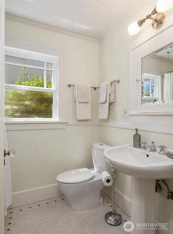546 N 75th Street, Seattle, WA 98103