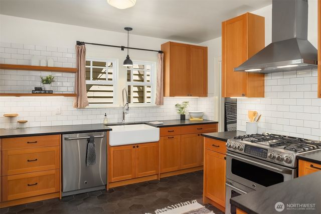 546 N 75th Street, Seattle, WA 98103