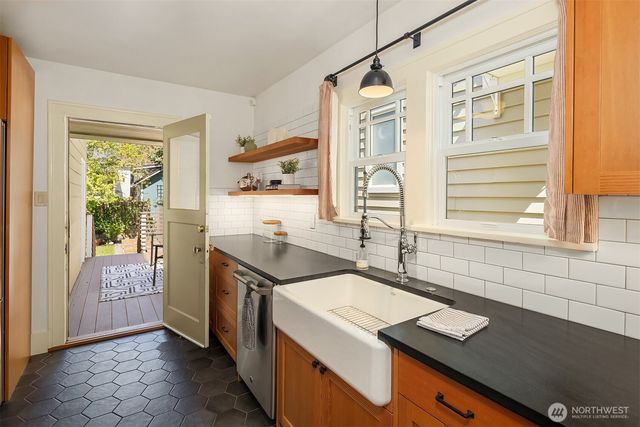 546 N 75th Street, Seattle, WA 98103