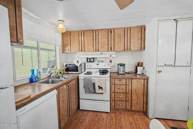 2605 S TOMAHAWK Road 65, Apache Junction, AZ 85119