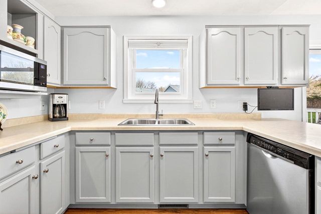 718 APPLEWOOD DRIVE, Kimberly, WI 54136