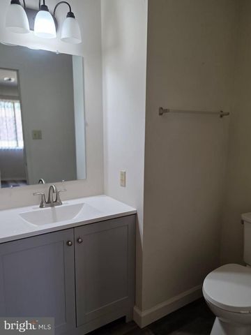 13 HONEYSUCKLE DR, Newark, DE 19702