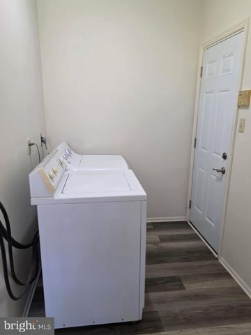 13 HONEYSUCKLE DR, Newark, DE 19702