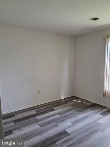 13 HONEYSUCKLE DR, Newark, DE 19702