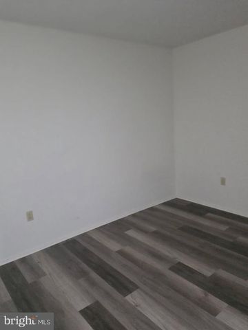 13 HONEYSUCKLE DR, Newark, DE 19702