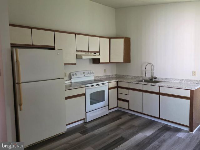 13 HONEYSUCKLE DR, Newark, DE 19702