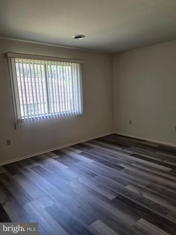 13 HONEYSUCKLE DR, Newark, DE 19702