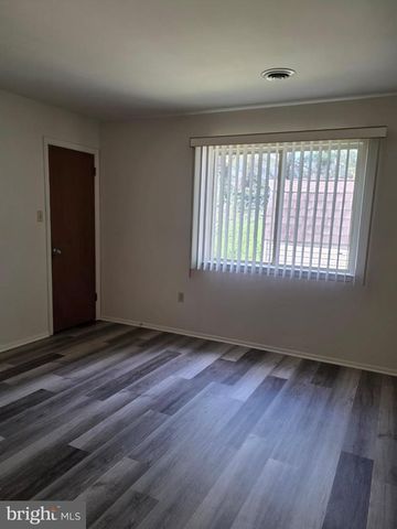 13 HONEYSUCKLE DR, Newark, DE 19702